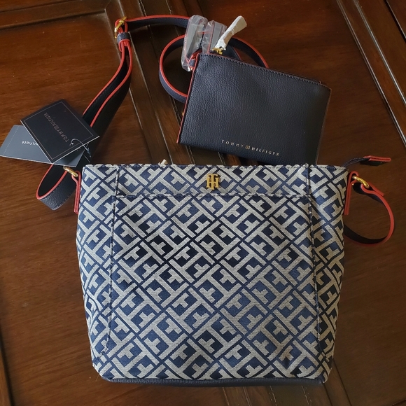 NEW Tommy Hilfiger Crossbody Bag - Picture 2 of 9